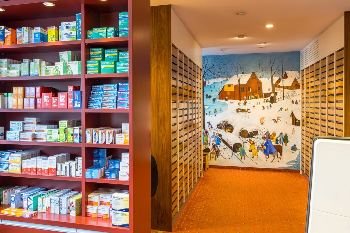 Das markante Wandmotiv in der Quellen-Apotheke